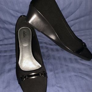 Abella Women’s Black Wedge Heel Flat Pump Size 9